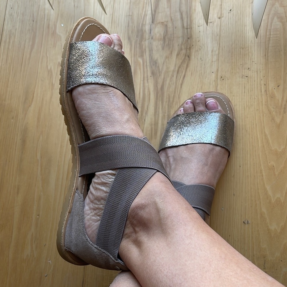 Sorel Ella Silver Metallic Strap Flat Leather Sandals. Size 10. M10